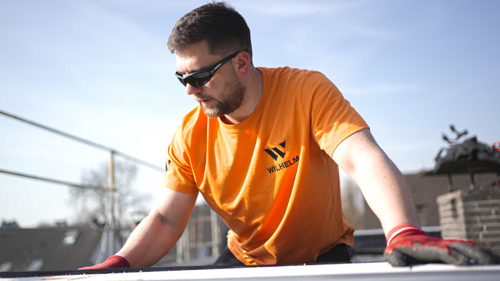 Dachdecker des Meisterbetriebs Wilhelm bei der Arbeit am Dach