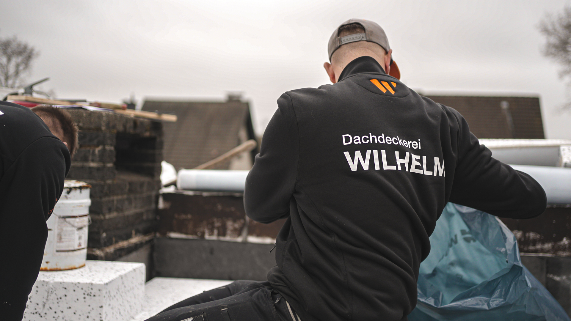 Karriere bei der Dachdeckerei Wilhelm – Team auf der Baustelle