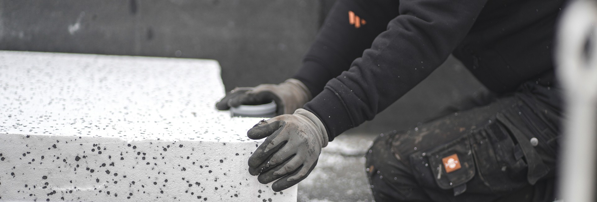 Dachdeckerhelfer auf der Baustelle