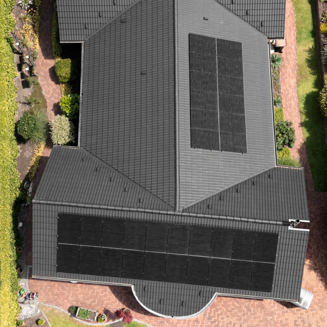 Photovoltaikmodule auf einem fertig sanierten Dach