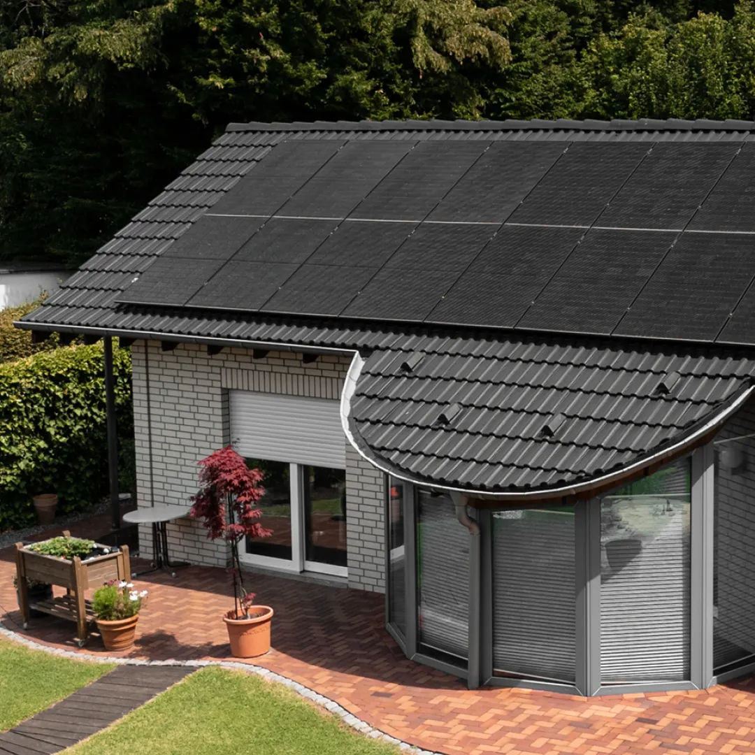 Detailansicht der Solarmodule und Befestigung